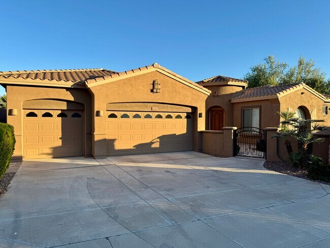 Foto del edificio - Gorgeous 4 Bedroom/3 Bath + Office, Single...