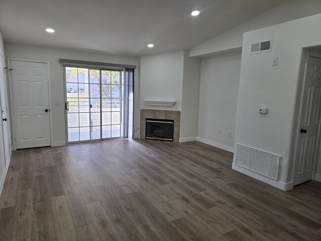 Building Photo - ~READY TO MOVE INTO~ REMODELED 2ND FLOOR 2...