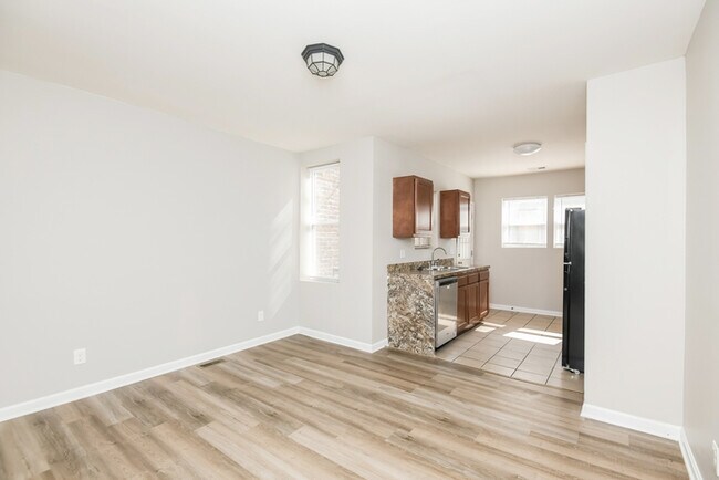 Foto del edificio - Freshly painted 4BR 2BA townhome