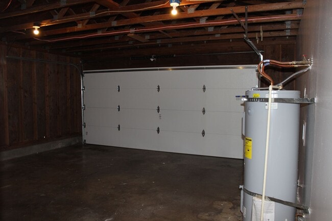 Building Photo - 4 bedroom 2 bath ranch house