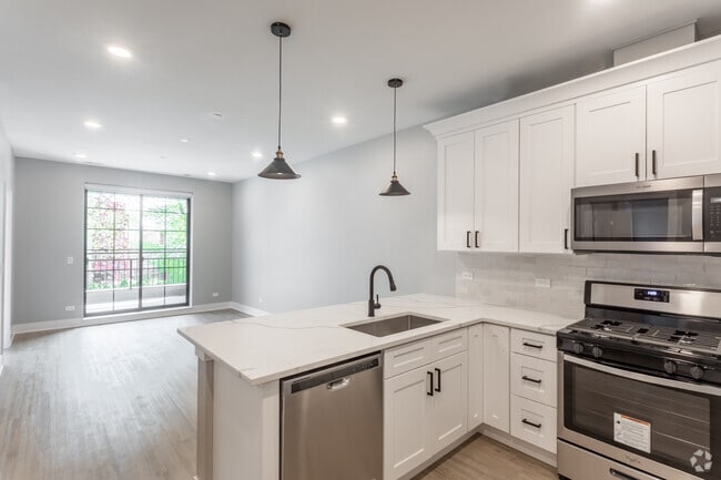 Building Photo - 3118 N Greenview