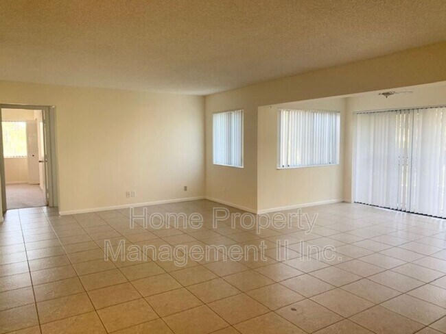 Foto del edificio - 528 SHADY PINE Way