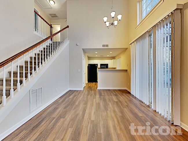 Building Photo - 102 W Oaks Pl