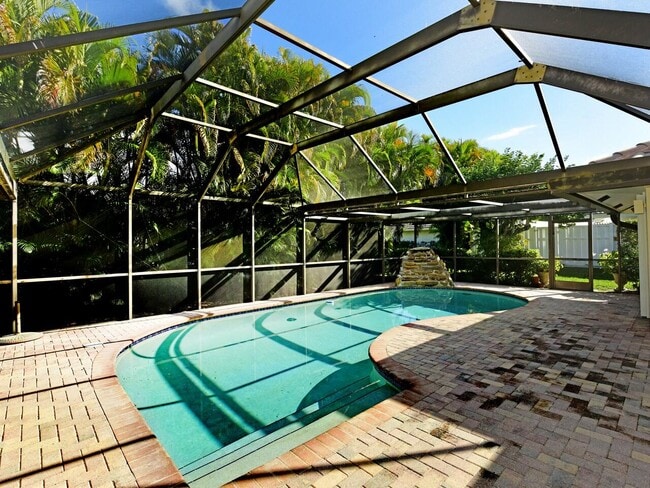 Building Photo - 5979 Pinebrook Dr
