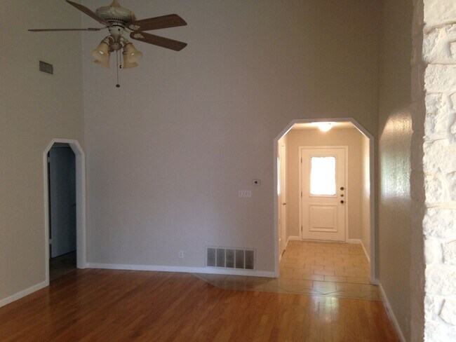 Building Photo - 410 Deepwood Dr