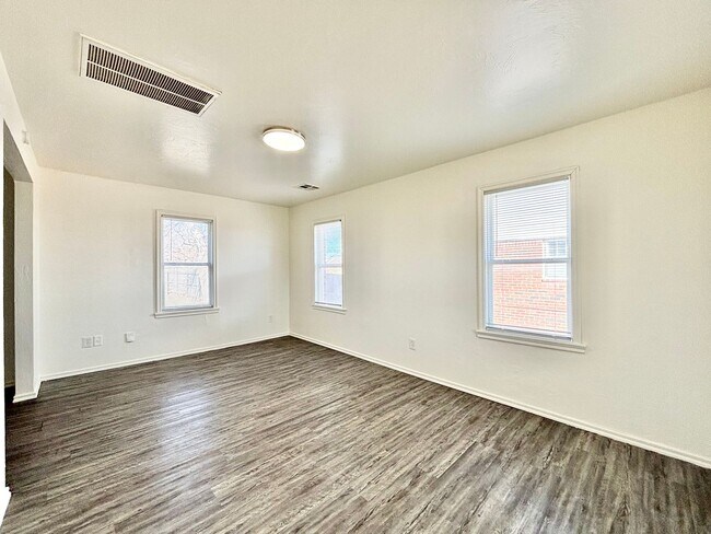 Building Photo - 2 bedroom/1 bathroom Available for Rent (N...
