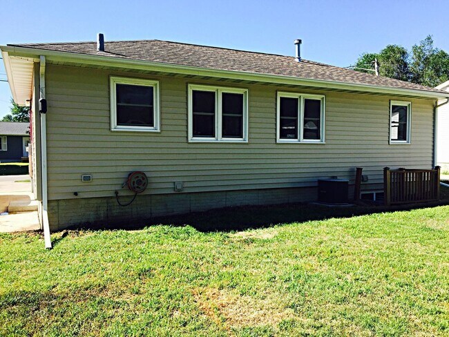 Building Photo - 3 bed, 1 bath home for rent in Waterloo