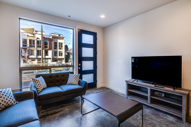Foto del edificio - 5020 Fauntleroy Way SW