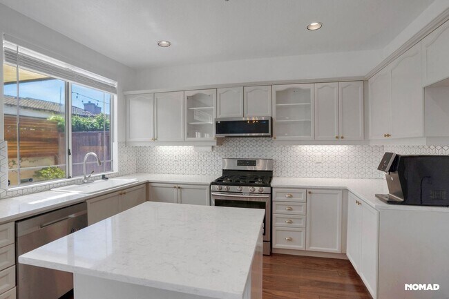 Building Photo - Charming 3BR/3BTH House in Costa Mesa