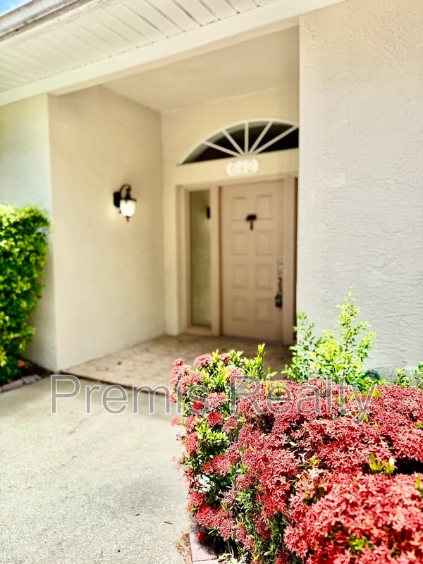 Building Photo - 642 Weathersfield Dr