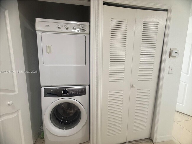 Foto del edificio - 8802 NW 109th Ct