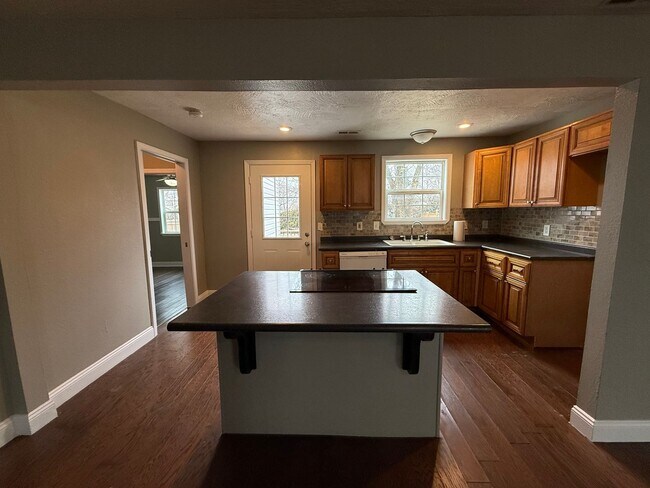 Foto del edificio - Spacious 3 Bedroom 2 Bathroom Home Available NOW!