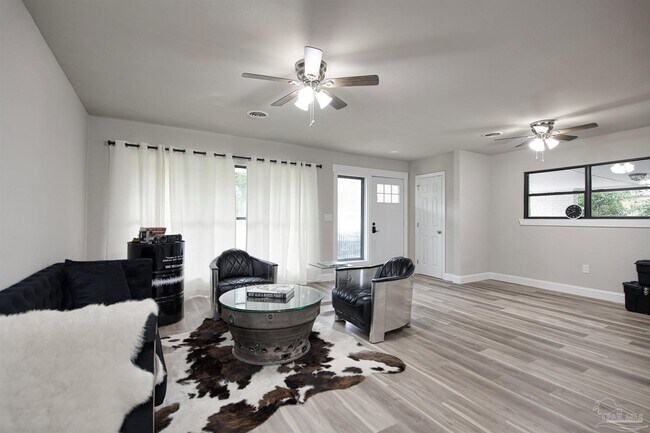 Foto del edificio - 3760 Bayou Blvd