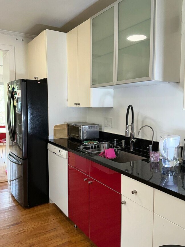 Foto del edificio - Fully remodeled 4BR 2.5BA colonial in 4 corners area of Silver Spring