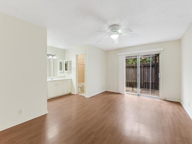Foto del edificio - 6202 Shadow Valley Dr