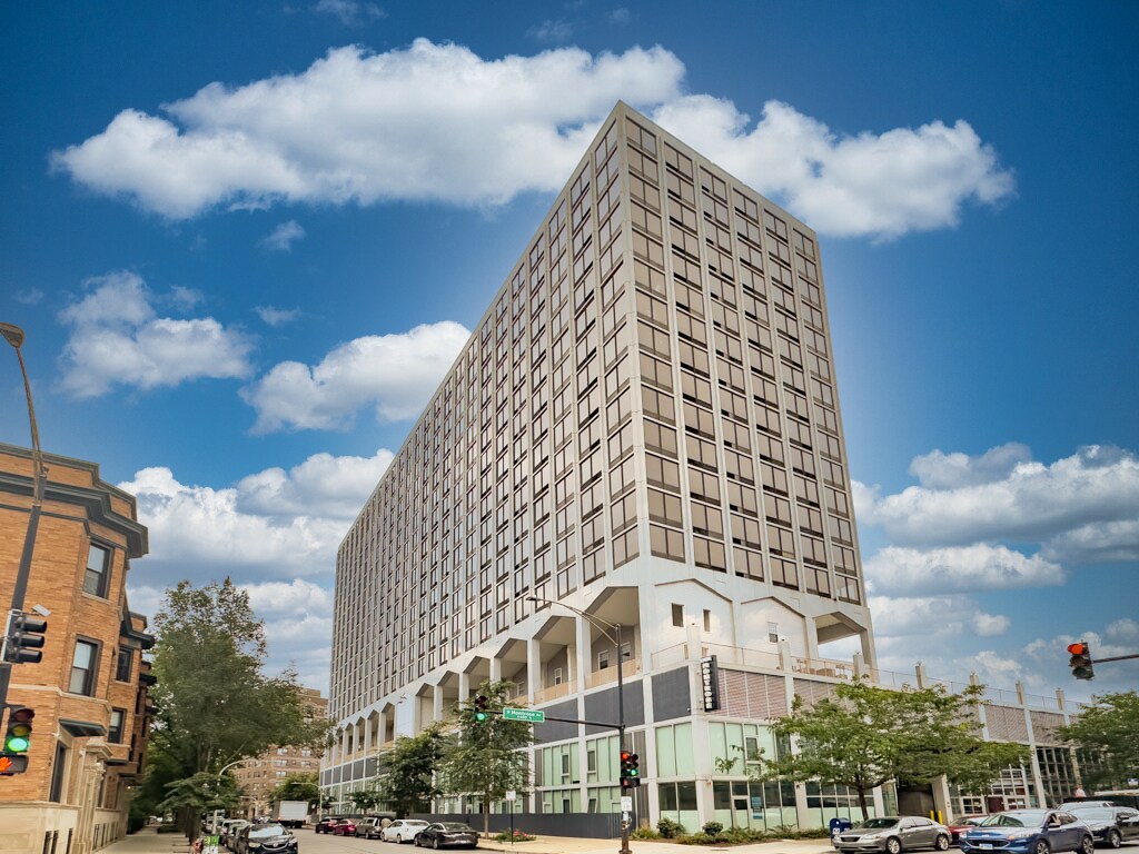 Foto principal - 1835 W Montrose Ave
