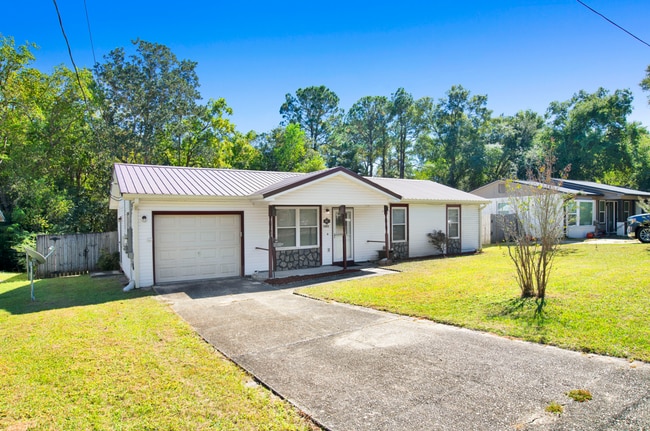Building Photo - 3 bed 2 bath home with solar panels and la...