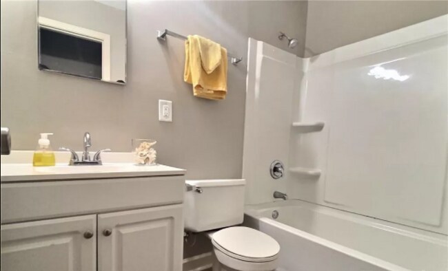 Baño - 264 E McLelland Ave