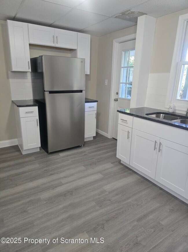 Building Photo - 323 Larch St