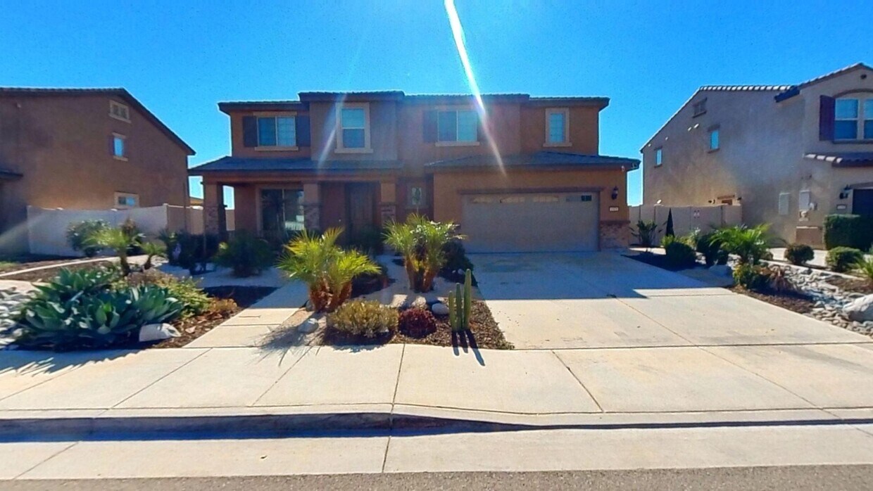Foto principal - PRICE REDUCTION! Gorgeous 4 Bedroom 2.5 Ba...