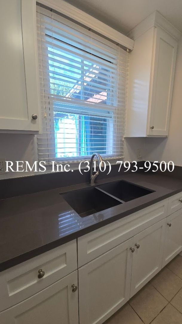 Foto del edificio - Remodeled 1 Bedroom Upstairs Apartment w/ ...