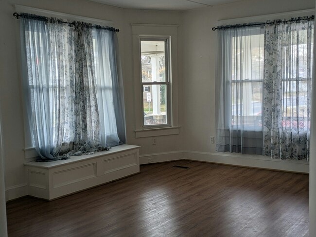 Foto del edificio - 705 E State St