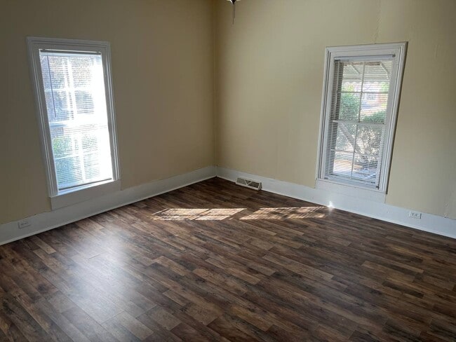 Foto del edificio - 2124 Old Milburnie Rd