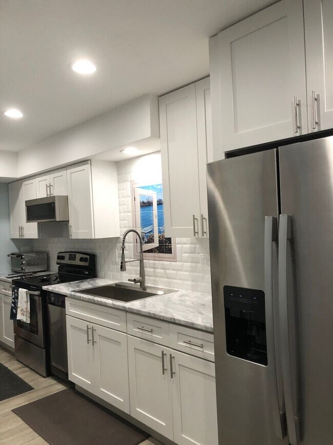 Foto del edificio - EASTWOOD SHORES TOWNHOUSE