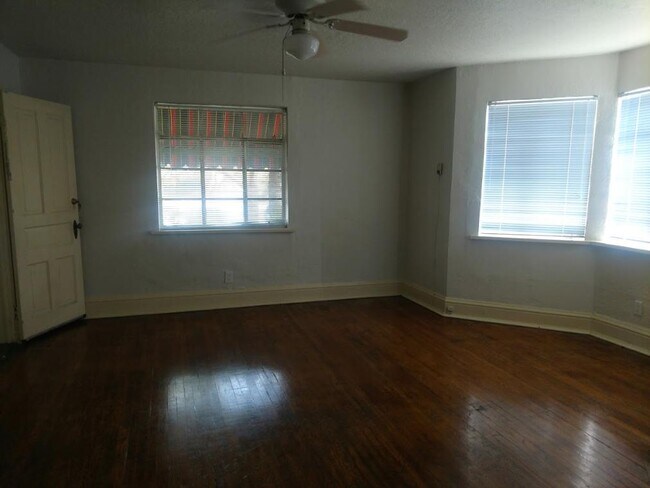 Foto del edificio - 421 Edith Blvd SE