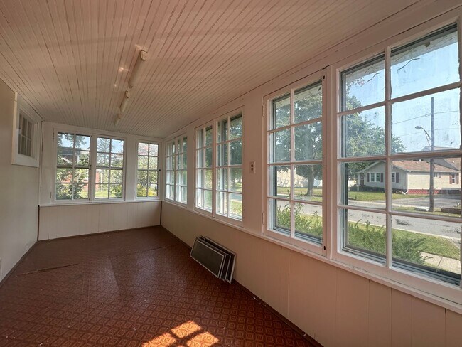 Building Photo - YOU'LL FALL IN LOVE w/ this BEAUTIFULLY Ca...