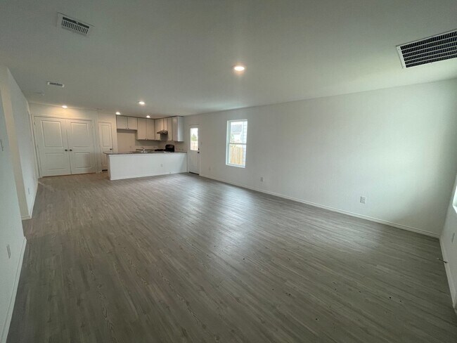 Building Photo - Beautiful New Home in Crescent Hills!