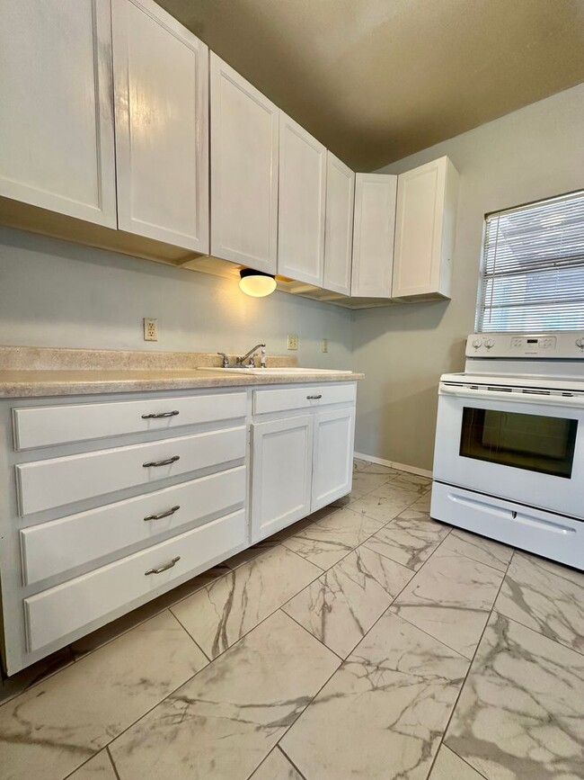Building Photo - Spacious 1-Bedroom Apartment Available to ...