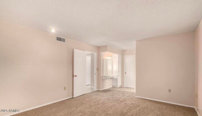 Building Photo - 10207 W Kingswood Cir