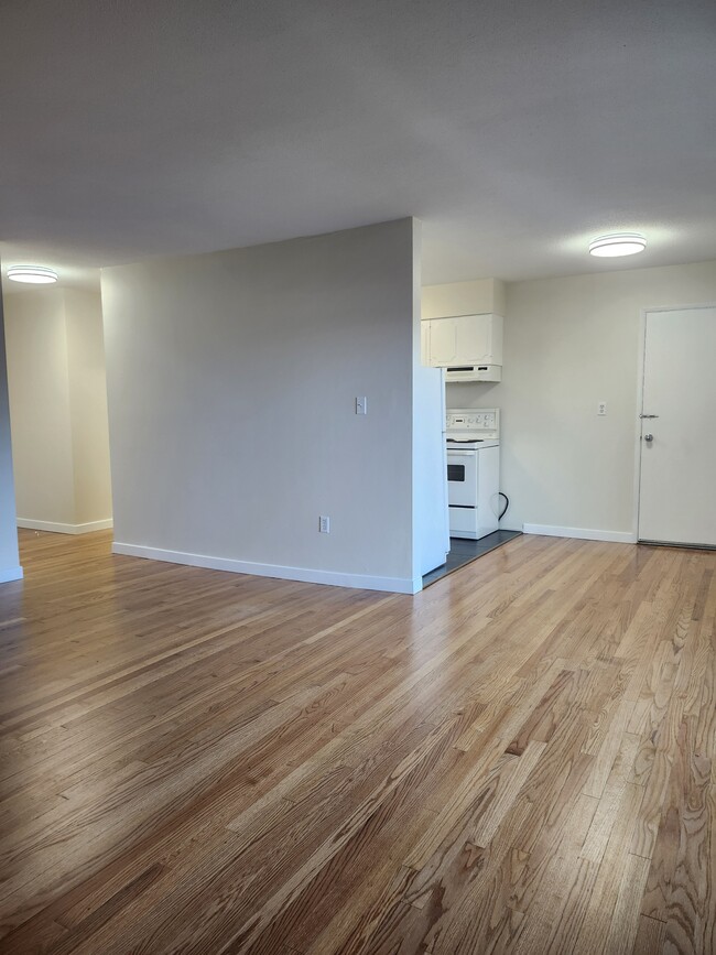 Building Photo - 1653 Oak Bay Ave