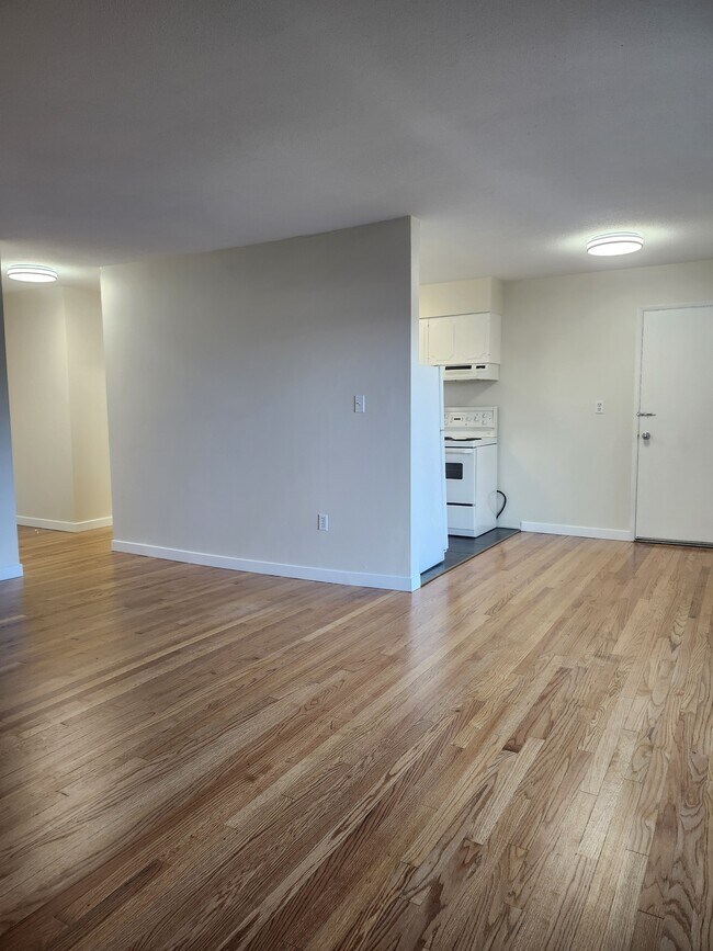 Photo du bâtiment - 1653 Oak Bay Ave
