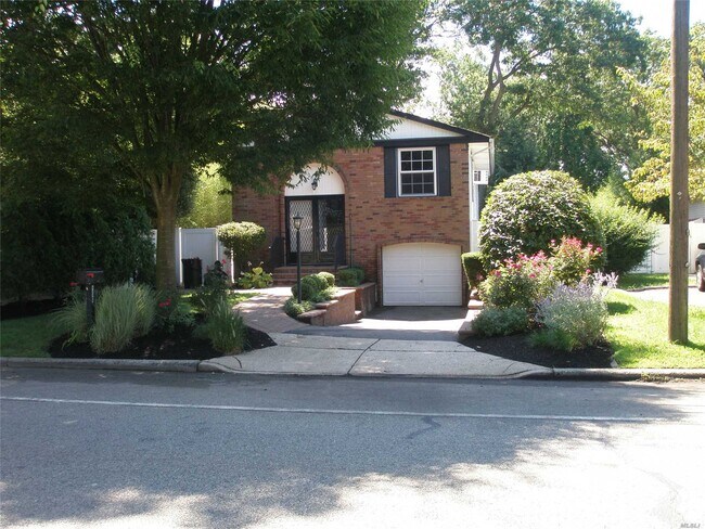 Building Photo - 4924 Express Dr S