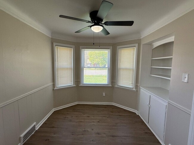 Building Photo - Renovated Single-Family Home – We Welcome ...