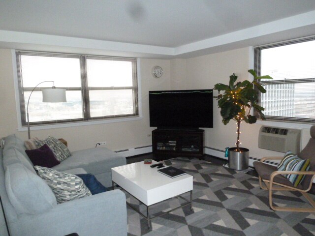 Foto del edificio - 3639 N Pine Grove Ave