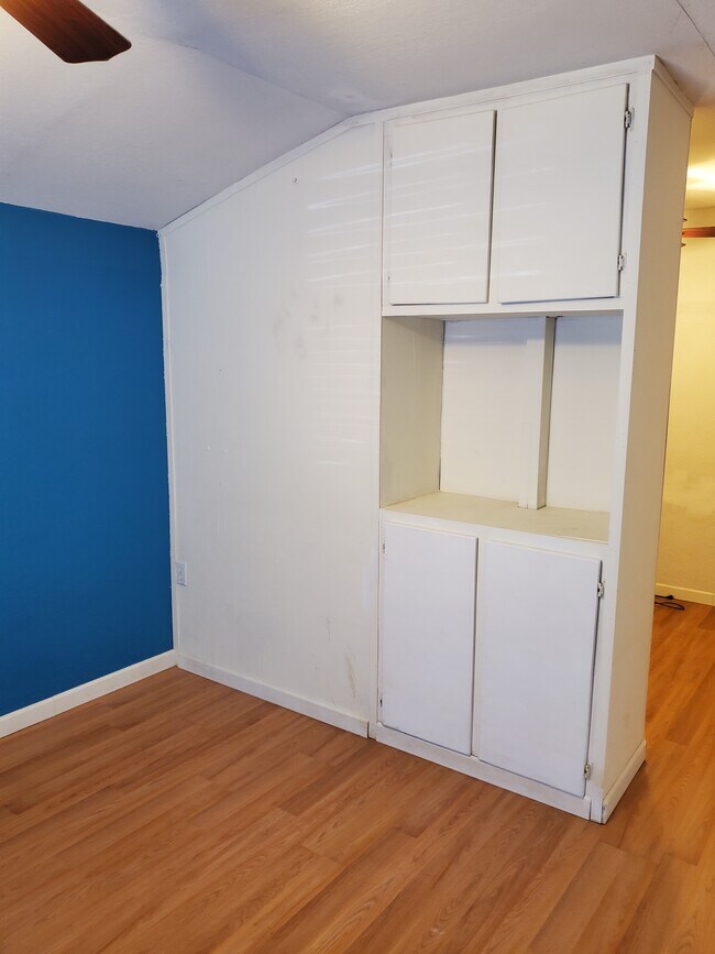 Building Photo - 556 E Yancey St