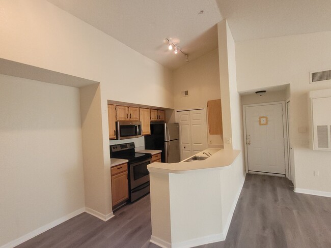 Building Photo - Wonderful 3rd floor 2 bedroom Condo!