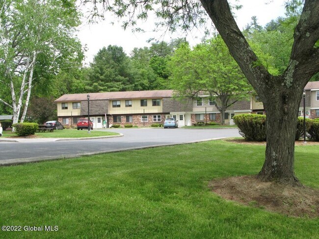 Foto del edificio - 105 Locust Ln