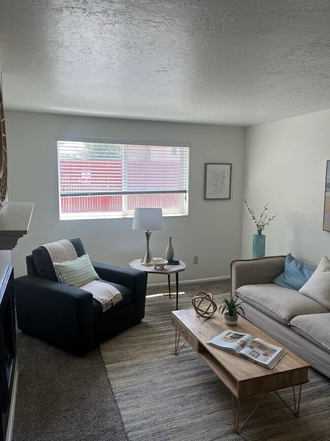 Building Photo - 2 Bedroom Condo at Greentree Condominiums!