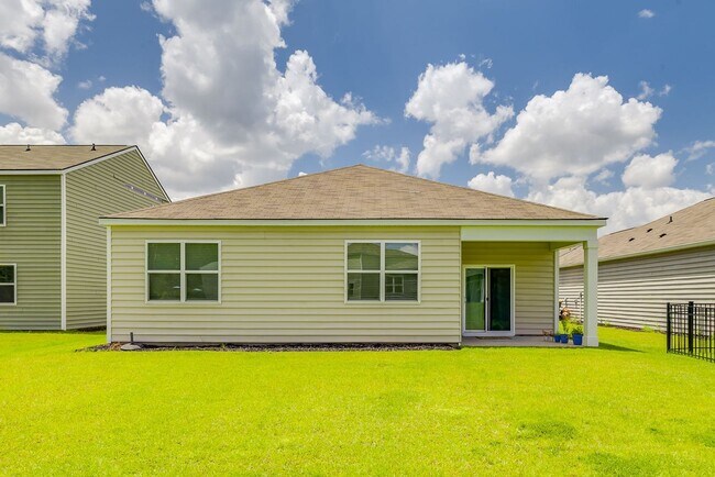 Building Photo - Stylish 4-Bed 2 Bath Ranch Home with Moder...