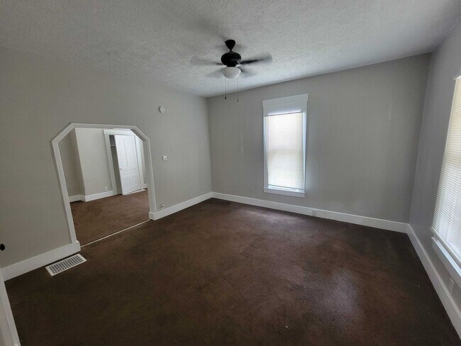 Foto del edificio - Introducing our newly remodeled 2 bed 1 bath house in Connersville, IN.