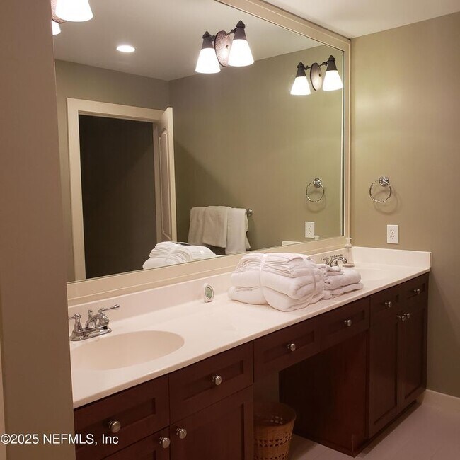 Foto del edificio - 945 Registry Blvd