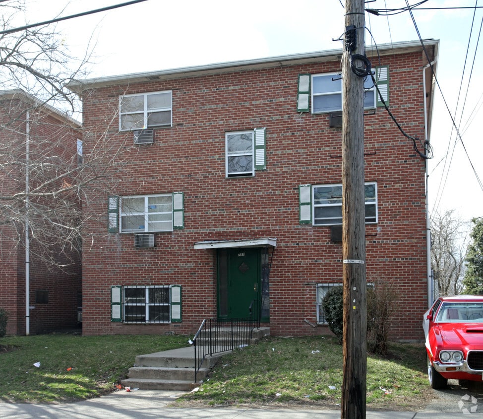 Building Exterior - 757 Grove St