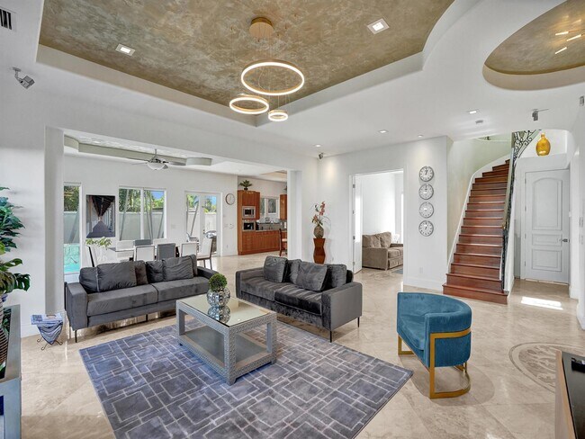 Building Photo - 232 SE 18th Ave