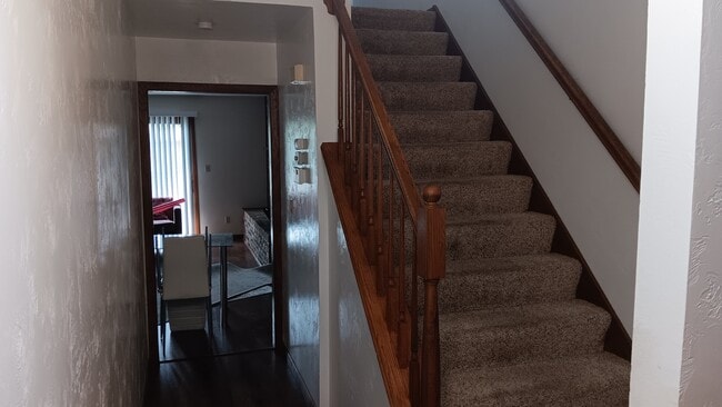 Entryway - 7901 Daniel Ct