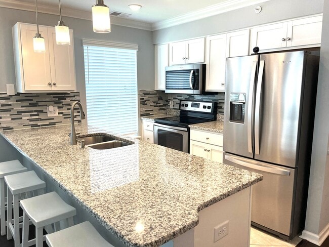Building Photo - ONE MONTH FREE with a sixteen-month lease. Two Bedroom, Furnished Condo in Windsor Green in Carol...