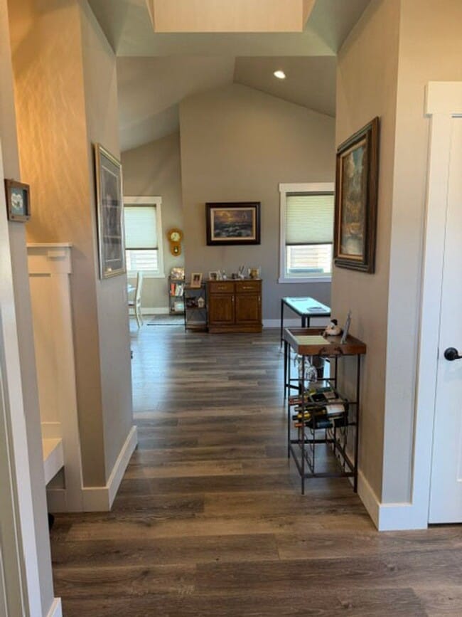 Building Photo - Gorgeous Silverbrook Home